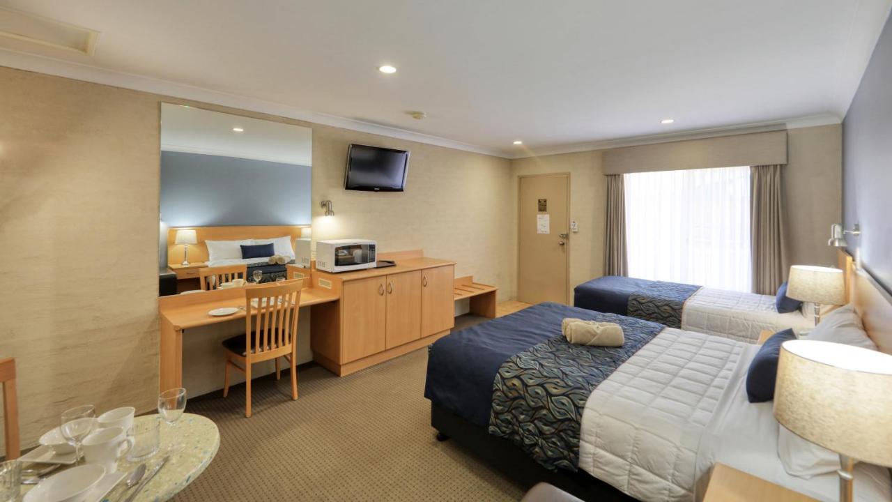 Edward Parry And Motel 4*