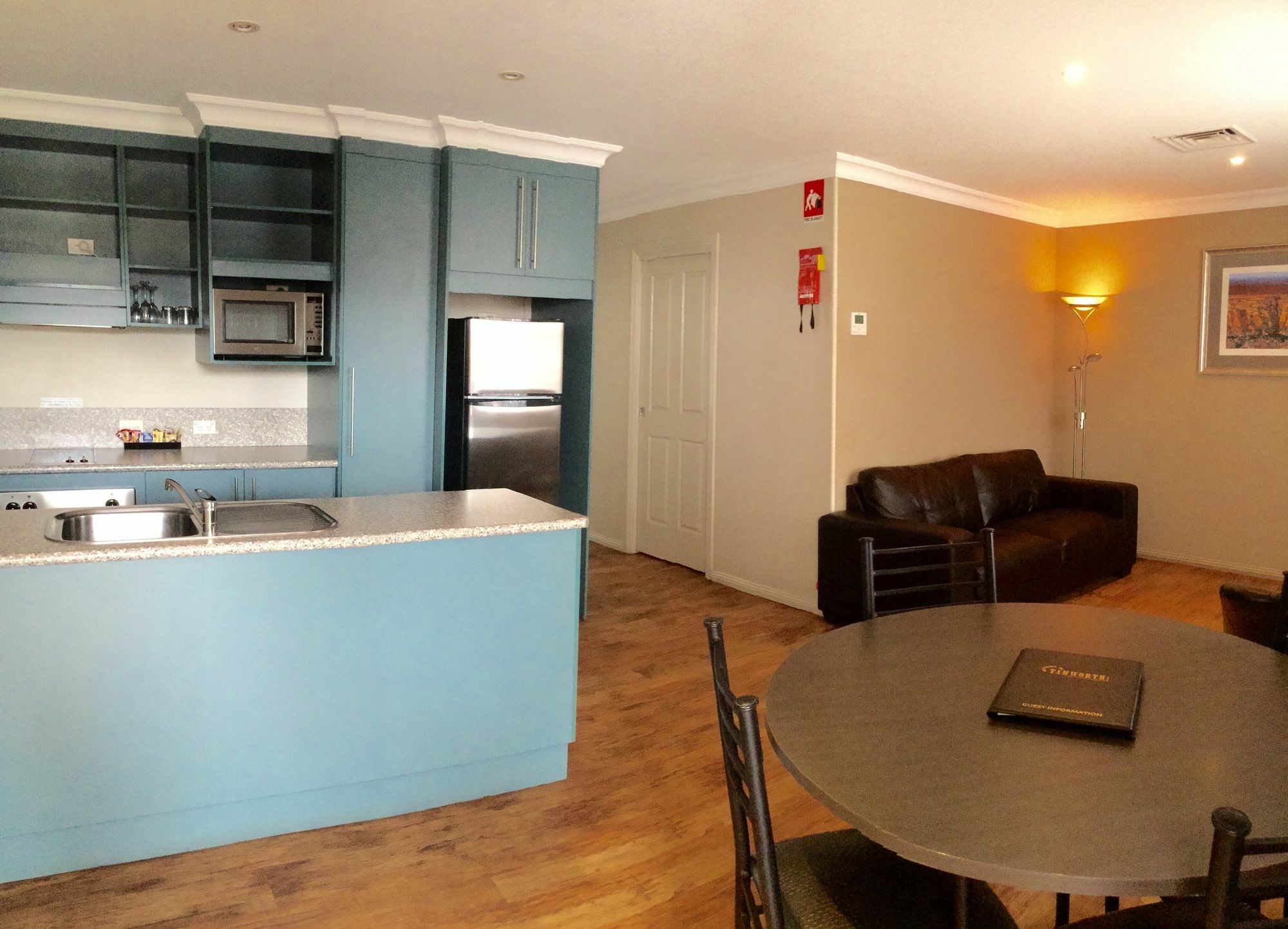 Edward Parry And Motel 4*